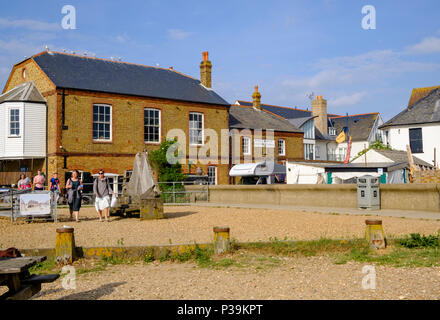 Die Seafront Royal Native Oyster speichert, Whitstable, war einmal eine Auster speichern und ist heute ein Restaurant Stockfoto