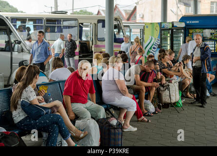 Odessa, Ukraine, Passagiere Warten an der Bushaltestelle Stockfoto