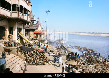 VARANASI, INDIEN - 13. Februar: Einäscherung Ghat, religiöse Zeremonie, an den Ufern des Ganga Fluss, Prayag Ghat in heiliges Varanasi, Uttar Pradesh, auf Feb. Stockfoto