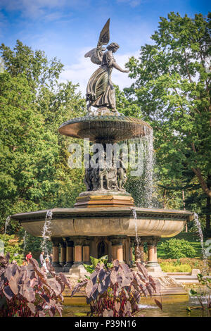 Bethesda Brunnen ist in Bethasda Terrasse im Central Park, Manhattan, New York City Stockfoto