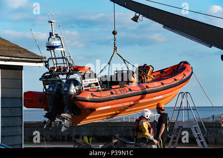 Relief Rettungsboot an rnli Southwold Station, Suffolk gestartet wird. Stockfoto