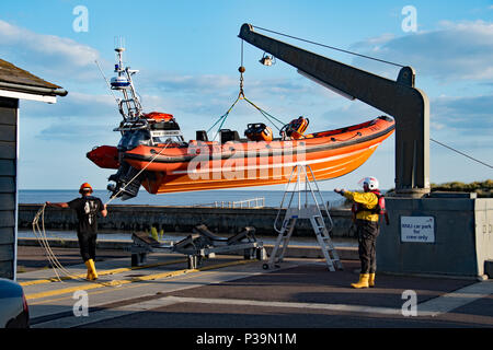 Relief Rettungsboot an rnli Southwold Station, Suffolk gestartet wird. Stockfoto