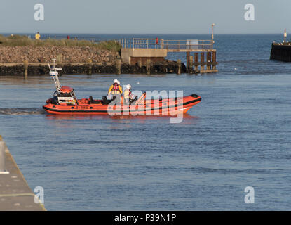 Relief Rettungsboot an rnli Southwold Station, Suffolk gestartet wird. Stockfoto