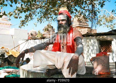 ORCHHA, Indien-17 Februar: spirituellen Guru Shaiva Sadhu (heiliger Mann) unter dem Baum vor Ram Raj Tempel, 17. Februar 2008 sitzen. Orchha, Madh Stockfoto