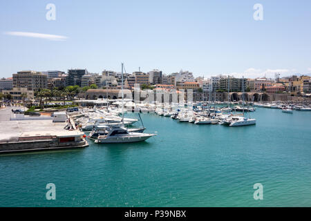 HERAKLION, KRETA - 13. Mai 2018: Ausblick auf den alten venezianischen Hafen von der Festung Koules. Stockfoto