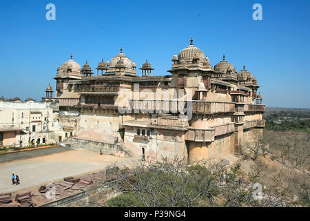 Raj Mahal, imposante Komplex von Palästen aus dem 17. Jahrhundert in Orchha, Madhya Pradesh, Indien Stockfoto