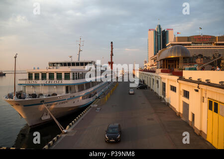 Odessa, Ukraine, ein Fluss Kreuzfahrt Schiff im Hafen Stockfoto