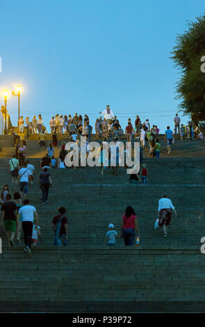 Odessa, Ukraine, Leute auf die Potemkinsche Treppe am Abend Stockfoto