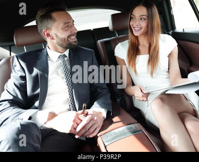 Young Business Team zusammen im Auto arbeiten Stockfoto