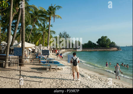 Singapur, Republik Singapur Badegaeste auf Siloso Beach auf der Insel Sentosa Stockfoto