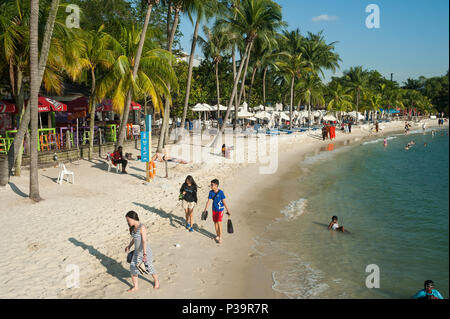 Singapur, Republik Singapur Badegaeste auf Siloso Beach auf der Insel Sentosa Stockfoto