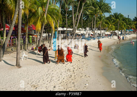 Singapur, Republik Singapur Badegaeste auf Siloso Beach auf der Insel Sentosa Stockfoto