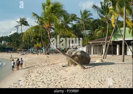 Singapur, Republik Singapur Badegaeste auf Siloso Beach auf der Insel Sentosa Stockfoto