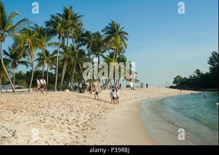 Singapur, Republik Singapur Badegaeste auf Siloso Beach auf der Insel Sentosa Stockfoto