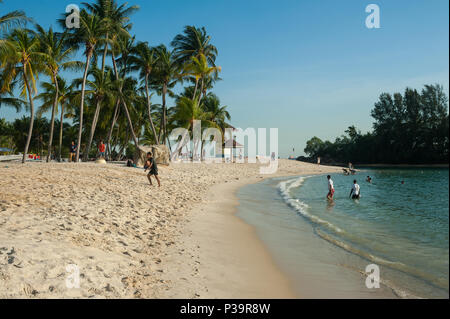 Singapur, Republik Singapur Badegaeste auf Siloso Beach auf der Insel Sentosa Stockfoto