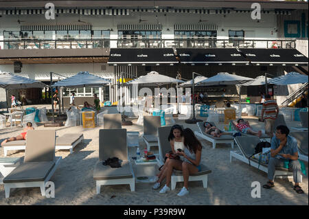 Singapur, Republik Singapur Badegaeste auf Siloso Beach Stockfoto