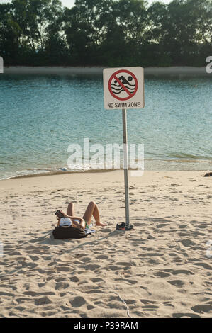 Singapur, Republik Singapur, eine Frau sonnt sich auf Siloso Beach Stockfoto