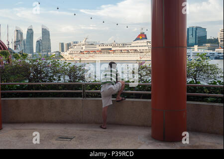 Singapur, Republik Singapur, ein Kreuzfahrtschiff auf dem Harbourfront Stockfoto