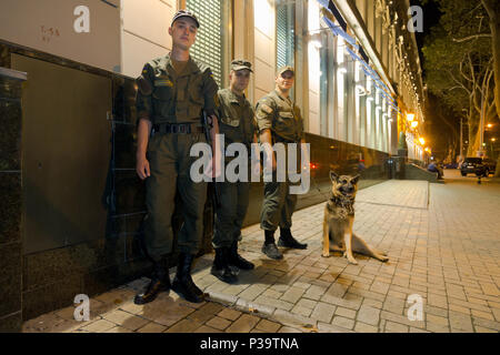 Odessa, Ukraine, Soldaten mit Schaeferhund im Stadtzentrum Stockfoto