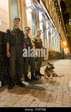 Odessa, Ukraine, Soldaten mit Schaeferhund im Stadtzentrum Stockfoto