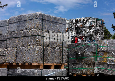 Aluminiumschrott und Profile in Würfel gedrückt zum Einschmelzen in einer Gießerei Stockfoto