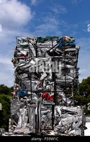 Aluminium Profile und Schrott in Würfel gedrückt zum Einschmelzen in einer Gießerei Stockfoto