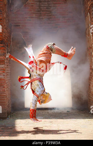 Hanuman (affengott) Saltos in Khon oder traditionelle thailändische Pantomime als kulturelle tanzen Kunst Performance in Masken auf der Basis von Zeichen gekleidet Stockfoto