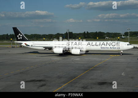 SOUTH AFRICAN AIRWAYS AIRBUS A340-600 IN STAR ALLIANCE LIVERY Stockfoto