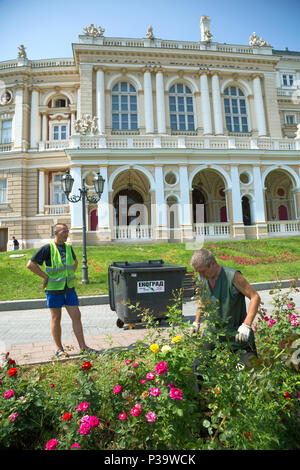 Odessa, Ukraine, Gaertner Arbeiten auf einem Bett vor dem Opernhaus Stockfoto