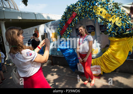 Odessa, Ukraine, Mädchen in der Slawischen Kostüme auf Prymorskiyyi Boulevard Stockfoto