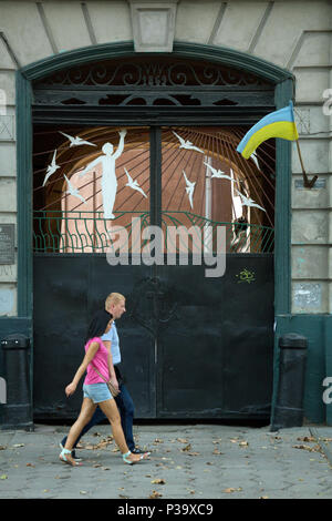 Odessa, Ukraine, Passanten Pass eine prunkvolle Eingangstor Stockfoto