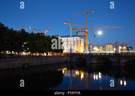 Berlin, Deutschland, Blick auf die Baustelle der Stadt Palast bei Nacht Stockfoto