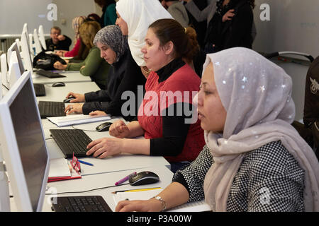 Berlin, Deutschland, Flüchtling Frauen erfahren, wie Sie den Computer zu benutzen Stockfoto