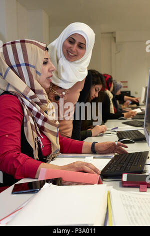 Berlin, Deutschland, Flüchtling Frauen erfahren, wie Sie den Computer zu benutzen Stockfoto