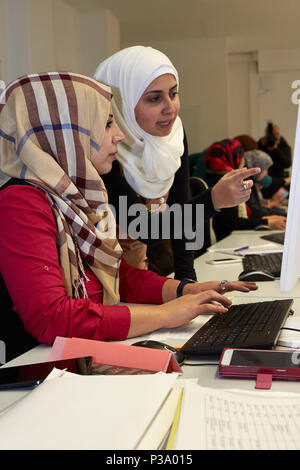 Berlin, Deutschland, Flüchtling Frauen erfahren, wie Sie den Computer zu benutzen Stockfoto