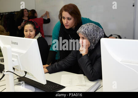 Berlin, Deutschland, Flüchtling Frauen erfahren, wie Sie den Computer zu benutzen Stockfoto
