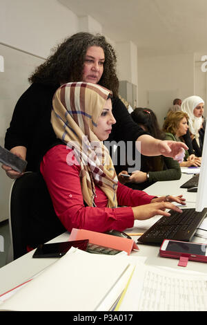 Berlin, Deutschland, Flüchtling Frauen erfahren, wie Sie den Computer zu benutzen Stockfoto
