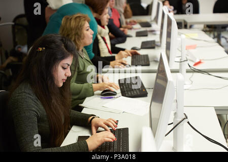 Berlin, Deutschland, Flüchtling Frauen erfahren, wie Sie den Computer zu benutzen Stockfoto