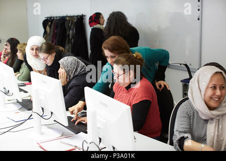 Berlin, Deutschland, Flüchtling Frauen erfahren, wie Sie den Computer zu benutzen Stockfoto
