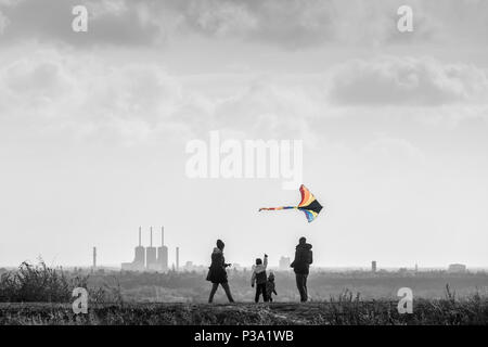 Berlin, Deutschland, Familie kann einen Drachen auf dem Teufelsberg klettern Stockfoto