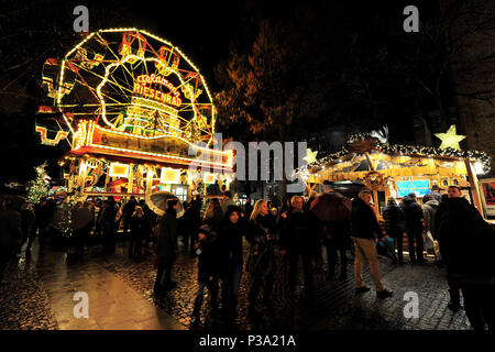 Bielefeld, Deutschland, Rummel mit Riesenrad auf dem Weihnachtsmarkt Stockfoto