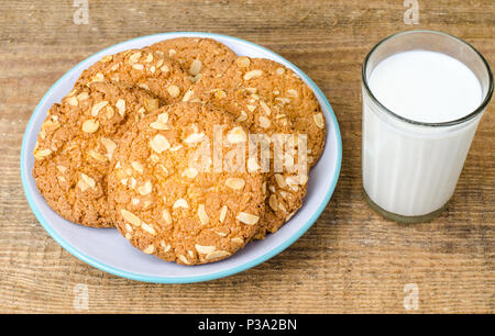 Haferflocken Cookies mit Muttern. Studio Foto Stockfoto