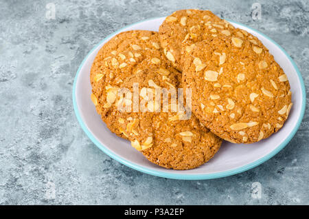 Haferflocken Cookies mit Muttern. Studio Foto Stockfoto