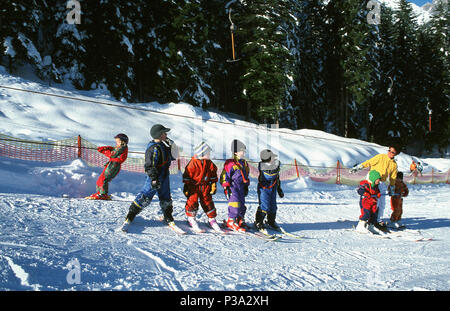 Leutasch, Österreich, Kinder, die auf einem Skikurs im Leutaschtal Stockfoto