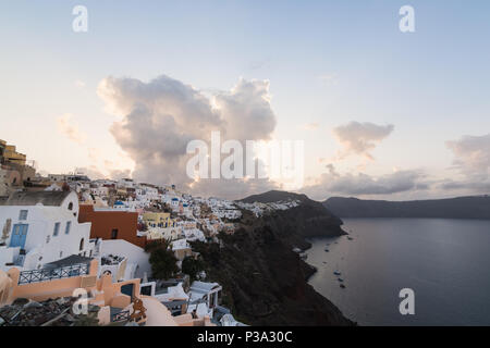 Iconic Panoramablick über das Dorf Oia auf Santorini, Griechenland. Bei Sonnenaufgang Geschossen getroffen. Stockfoto