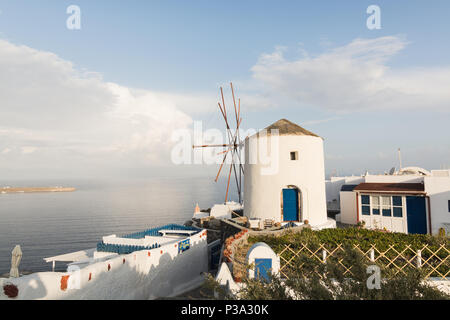 SANTORINI, Griechenland - Mai 2018: Iconic Panoramablick über das Dorf Oia und alte traditionelle Windmühle auf der Insel Santorin, Griechenland Stockfoto
