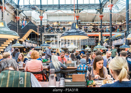 Manchester, Vereinigtes Königreich - Juni 02, 2018: Mackie Bürgermeister - 1858 denkmalgeschützten Markt Gebäude in ein Restaurant und das Essen Halle gedreht Stockfoto