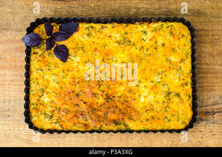 Metall Form mit hausgemachten Kuchen, Gebäck. Studio Foto Stockfoto