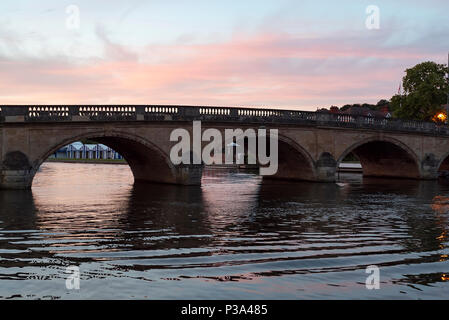 Die Themse in Henley bei Dämmerung erfasst Stockfoto