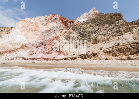 Farbige Felsen von Firiplaka Strand auf Milos, Griechenland. Sonnigen Tag, Panoramaaussicht Stockfoto